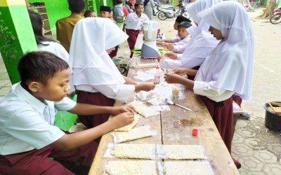 Kegiatan Membuat Tempe, Tahu, dan Susu Kacang Kedelai MI Al-Khairiyah Sidodadi